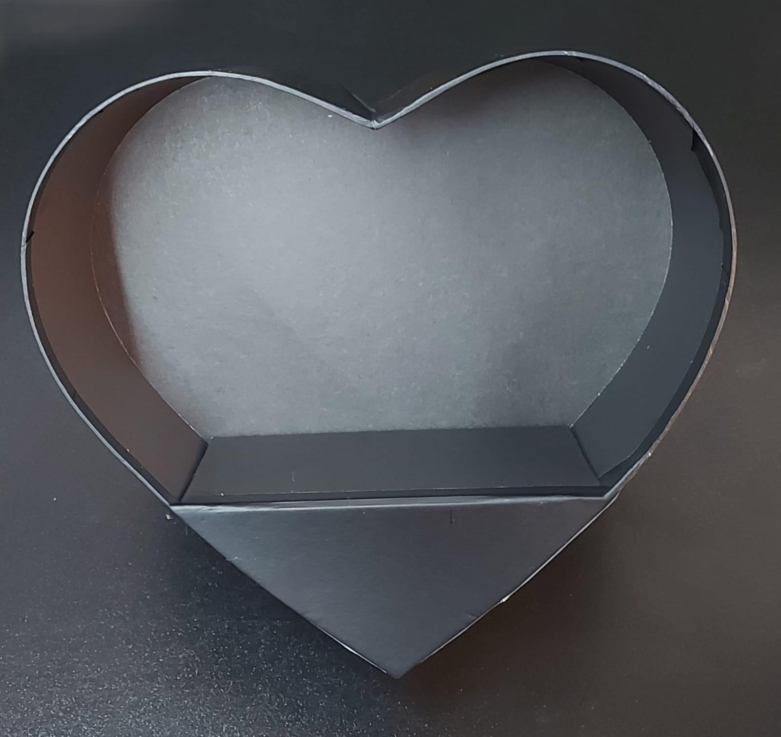 Cutie din carton neagră, în formă de inimă 20×24cm – pentru flori și cadouri elegante